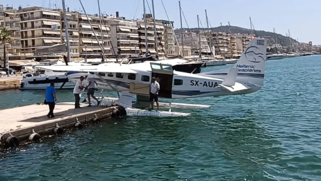 αποβίβαση επιβατών από υδροπλάνο της Hellenic Seaplanes