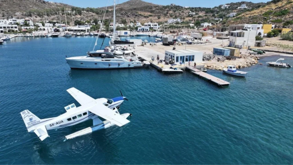 υδροπλάνο προσεγγίζει το λιμάνι Πάτμου
