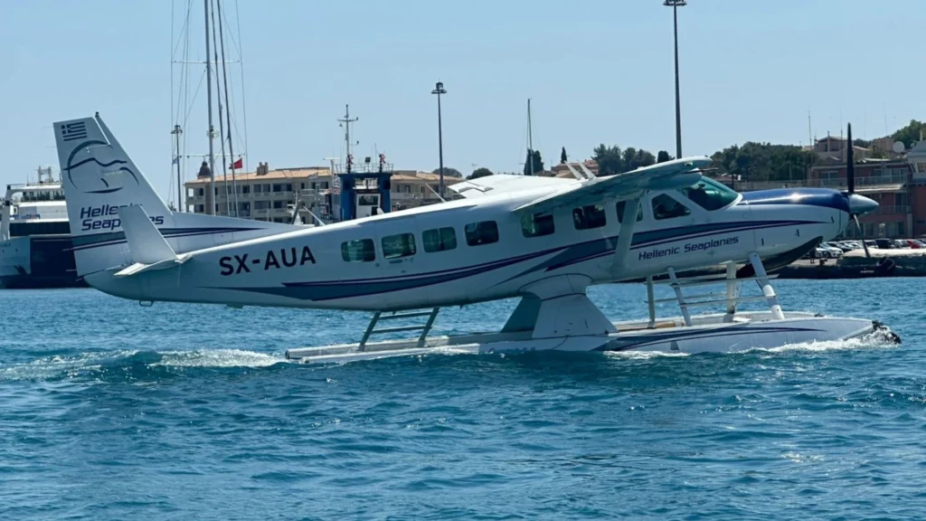 υδροπλάνο της Hellenic Seaplanes πλέει στα νερά του Ιονίου
